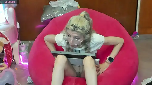 Skinygirl's Live XXX Chat