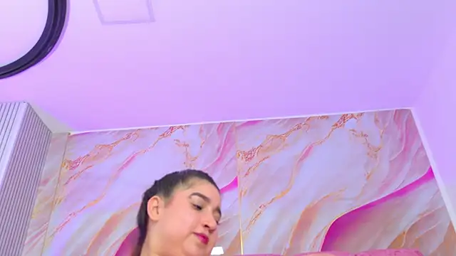 emmacurvy Adlı Modelin Canlı XXX Sohbeti