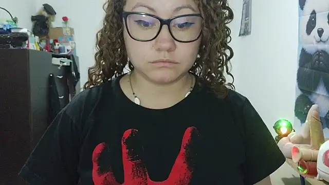 curly_greeneyed's Live XXX Chat
