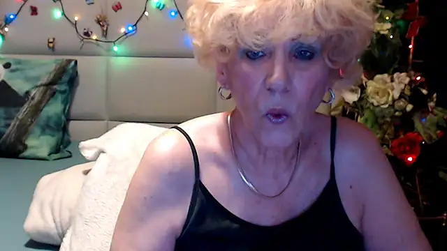 HappyWomanOn Show in webcam