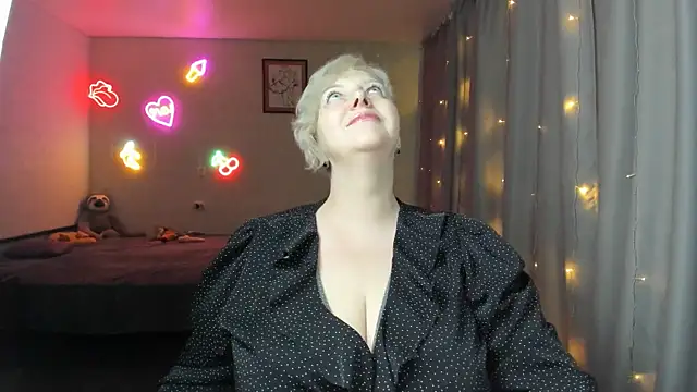 Mary-Leee Show in webcam
