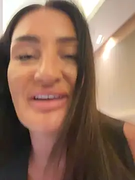 Chat +18 de MissSelinaLDN ao vivo