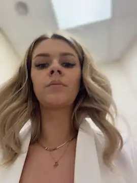 Chat +18 de Love_Bri ao vivo