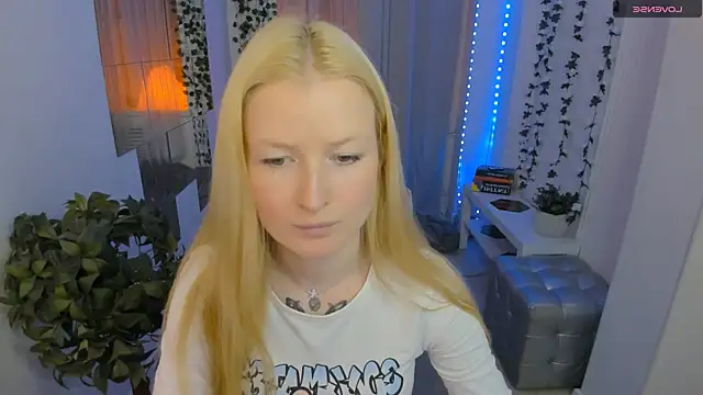 Chat +18 de Laly_Peach ao vivo