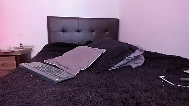 _paulaaa Show Webcam