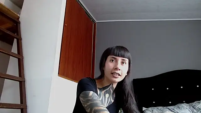 Emilia_1995 Live XXX Chat