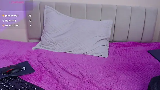 Show de Charlothe_7 na webcam