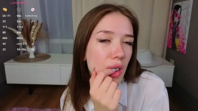 tinyanie: διαδικτυακό σόου στην κάμερα