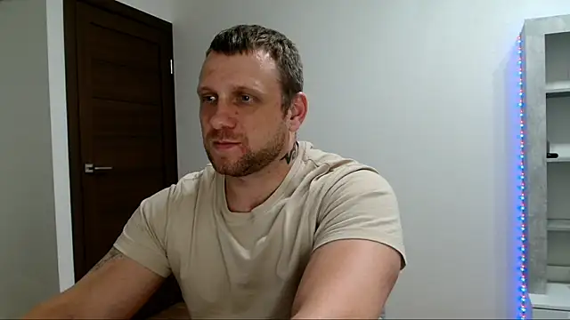 B-L-O-N-D Show Webcam