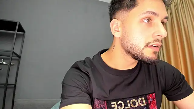 TroyWadee Chat XXX in diretta