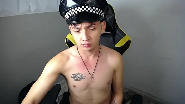 Golds_boy_duo: διαδικτυακό σόου στην κάμερα