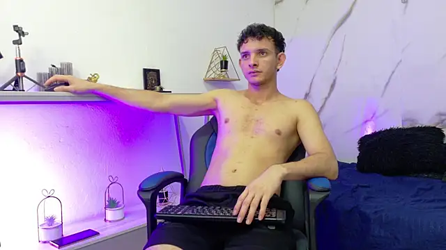 keen_black_ webcam show