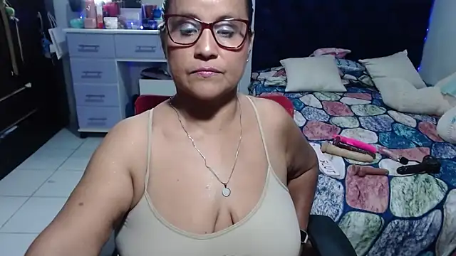 Pokazy przed kamerką – pervert_mommy_