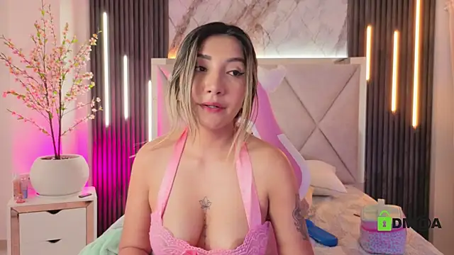 Happy_tits élő XXX-chatje