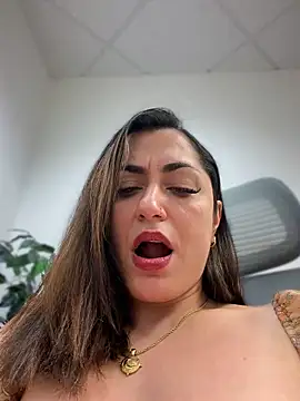 YourQueen18 Adlı Modelin Canlı XXX Sohbeti