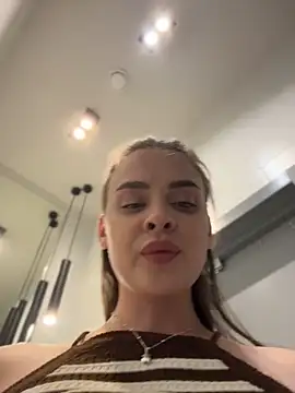 KristiRich Adlı Modelin Canlı XXX Sohbeti