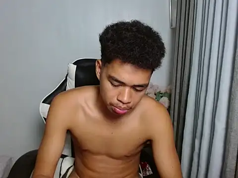 Pokazy przed kamerką – curlyasian_njxx