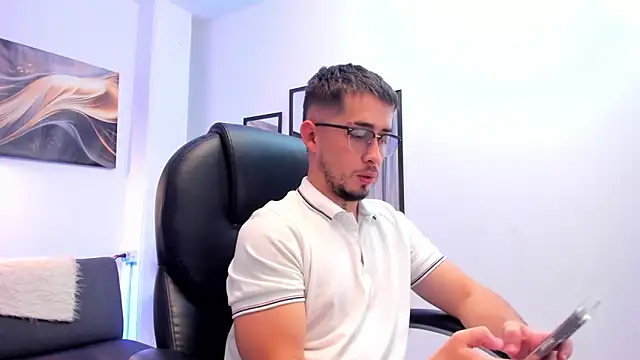 Tommas_Jhonson Adlı Modelin Canlı XXX Sohbeti