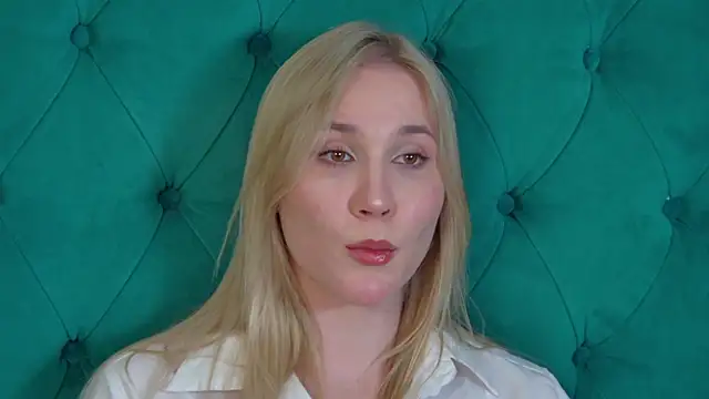 ElaraVoltage's Webcam Show