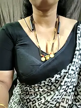 bhuvana_555 élő XXX-chatje