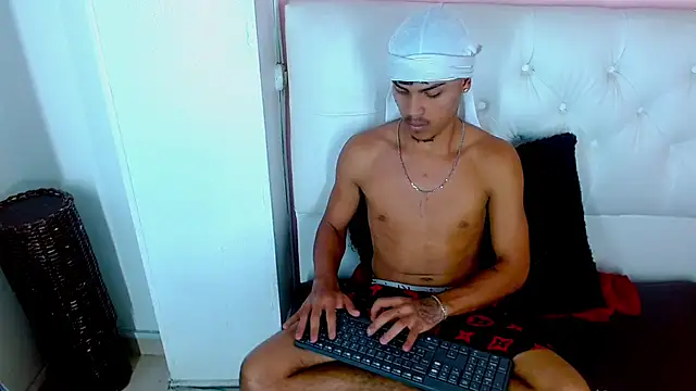 Angel_foxc13 élő XXX-chatje