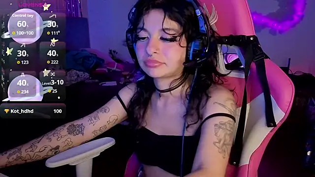 larah_uwu's Live XXX Chat