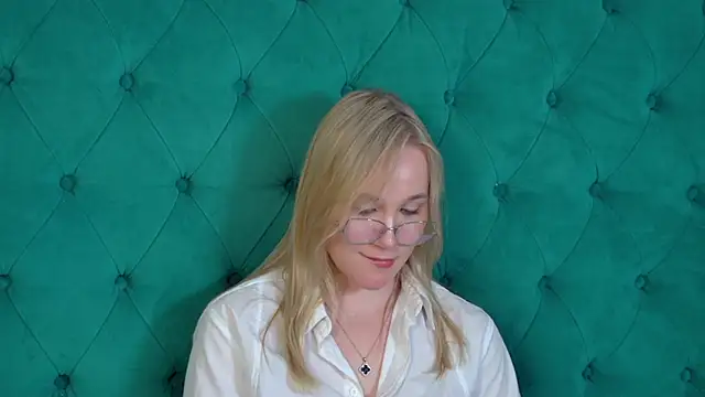 ElaraVoltage's Live XXX Chat