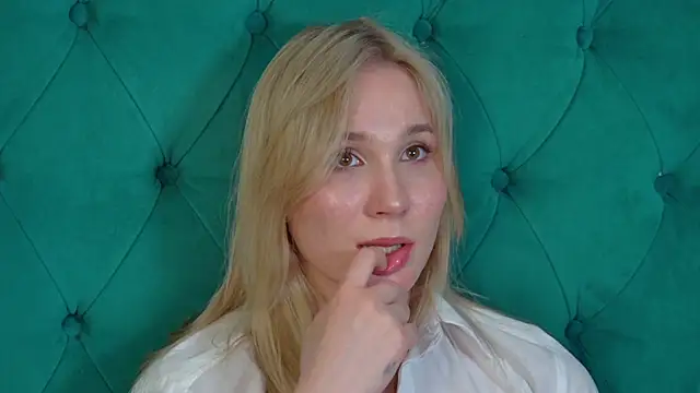 Chat +18 de ElaraVoltage ao vivo