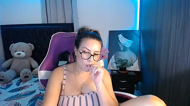 esmeraldaa230 élő XXX-chatje