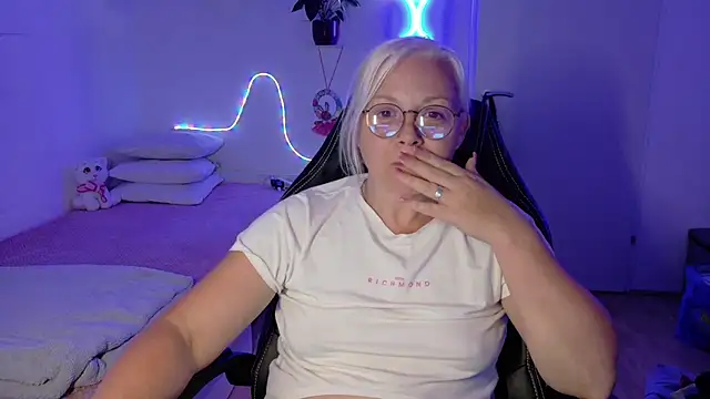 Linsy_Kim élő XXX-chatje