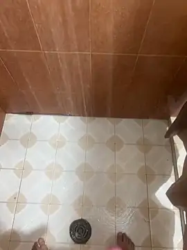 neeee13: διαδικτυακό σόου στην κάμερα