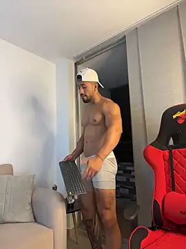 Ezzio_Scolaro élő XXX-chatje