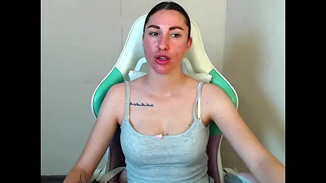 XXX chat uživo modela Cammil1a_horn