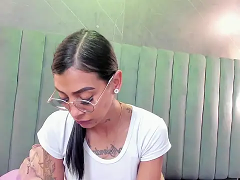 KarlaSlutSkinny__ élő XXX-chatje