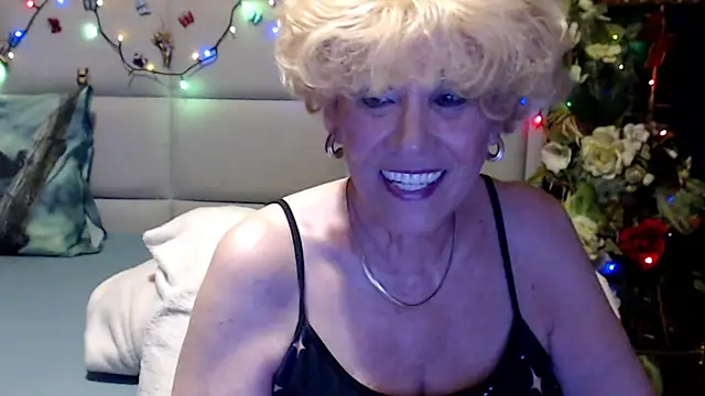 HappyWomanOn's Live XXX Chat