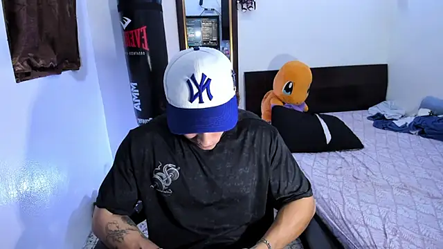 Bull__fit élő XXX-chatje