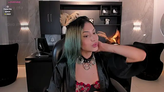XXX chat uživo modela KayraLanne