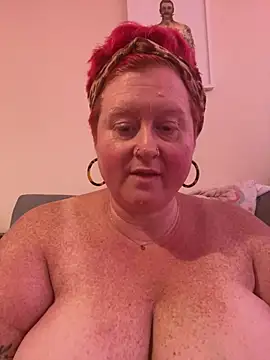 XXX chat uživo modela BustyRedxx