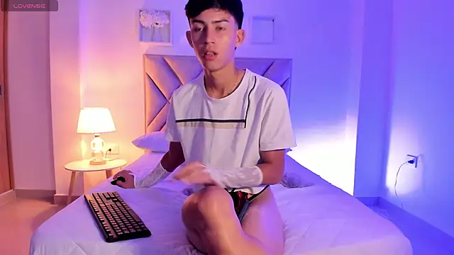 Baby_noahtt লাইভ XXX চ্যাট