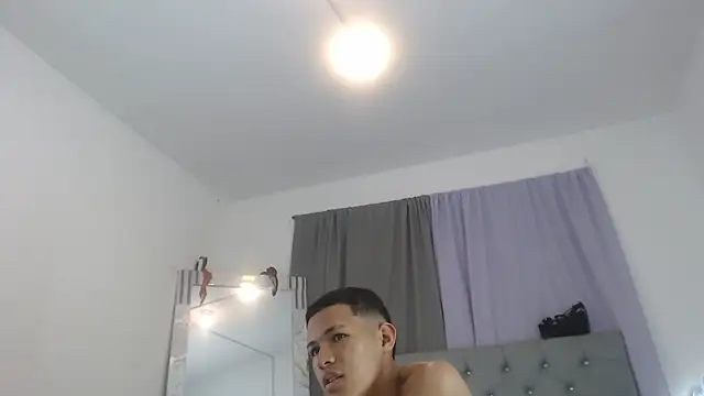 PhillipCox Adlı Modelin Canlı XXX Sohbeti