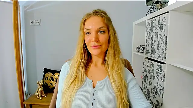 AulloraHoney Adlı Modelin Canlı XXX Sohbeti