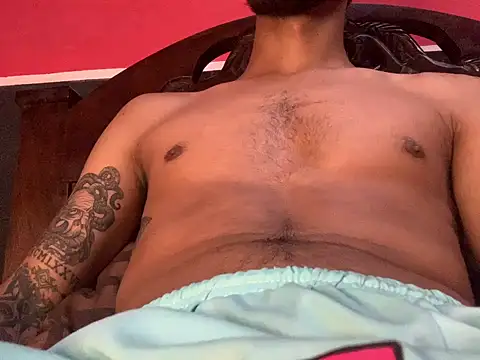 tanned_boy webkamerás műsora