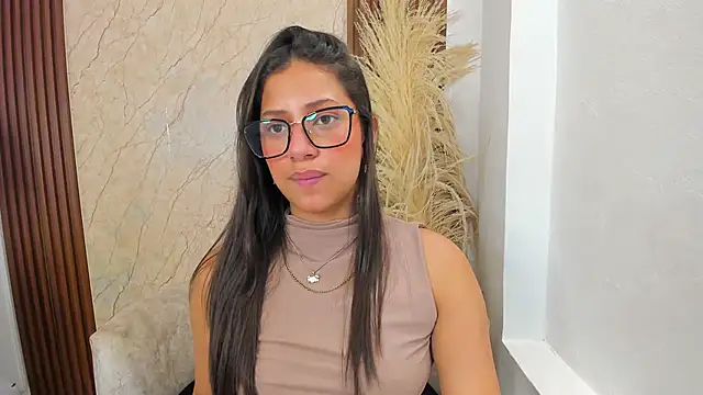 Atiena_ Adlı Modelin Canlı XXX Sohbeti