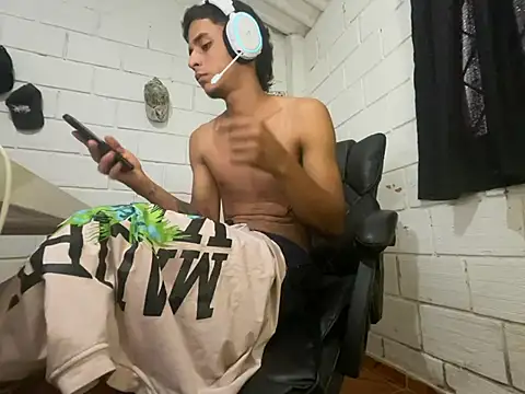 Max_TheHorseDick's Live XXX Chat