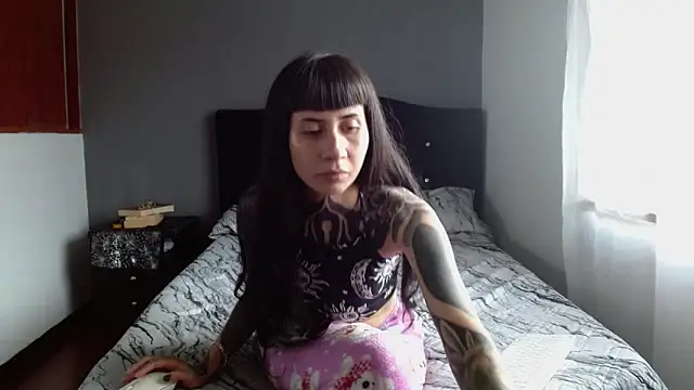 Emilia_1995 Chat XXX live