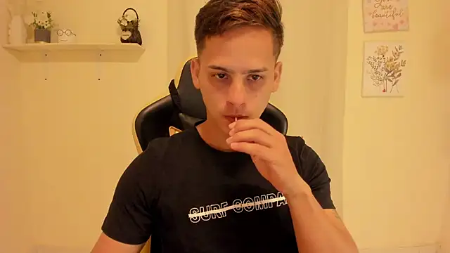 sexy_andres01's Webcam Show