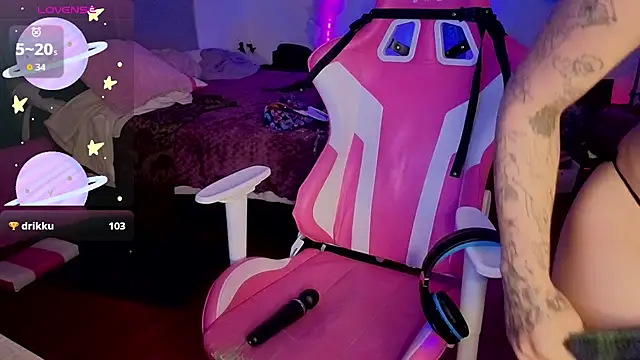 larah_uwu's Live XXX Chat