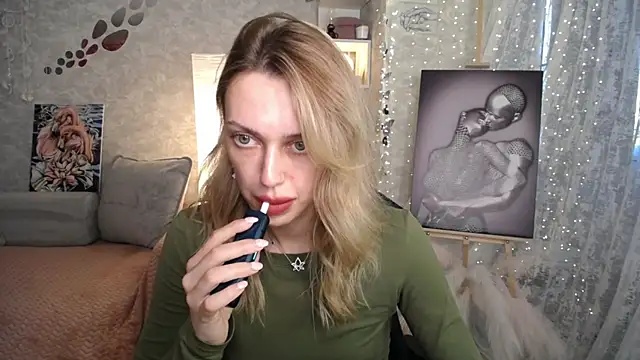 XXX chat uživo modela NickyAdamidi