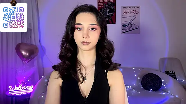 LinaMour live XXX chat