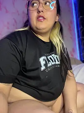 Chatroom XXX en direct de KaroVelvet